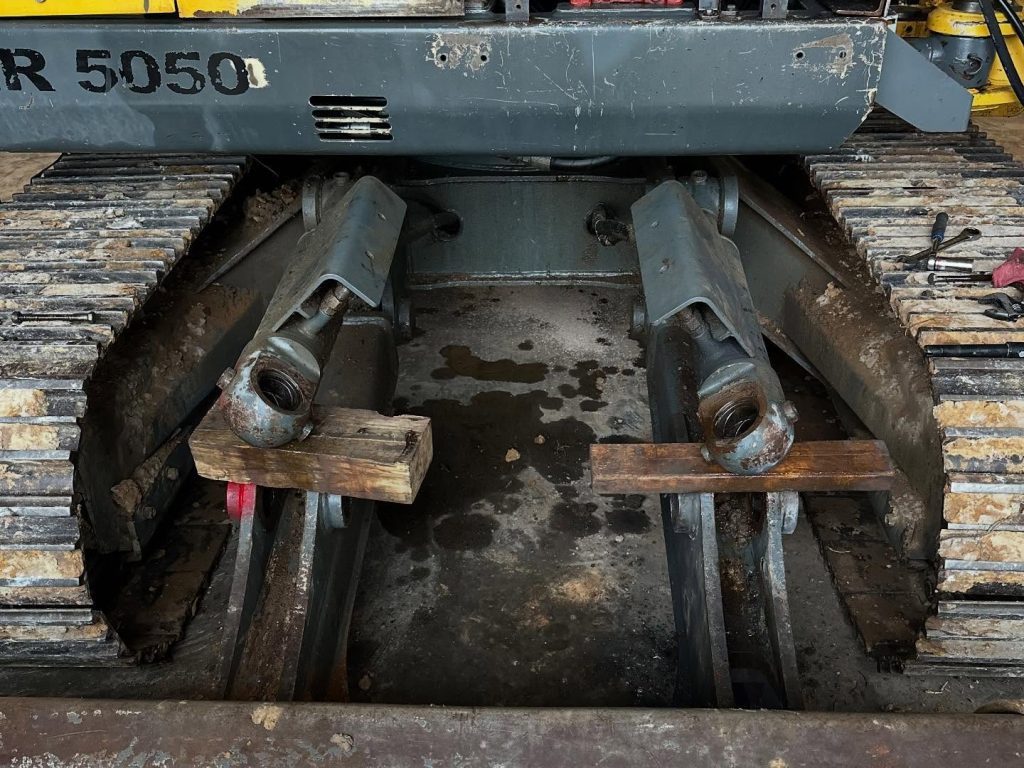 Cylinder rebuild for FnD Piers track machine blade.