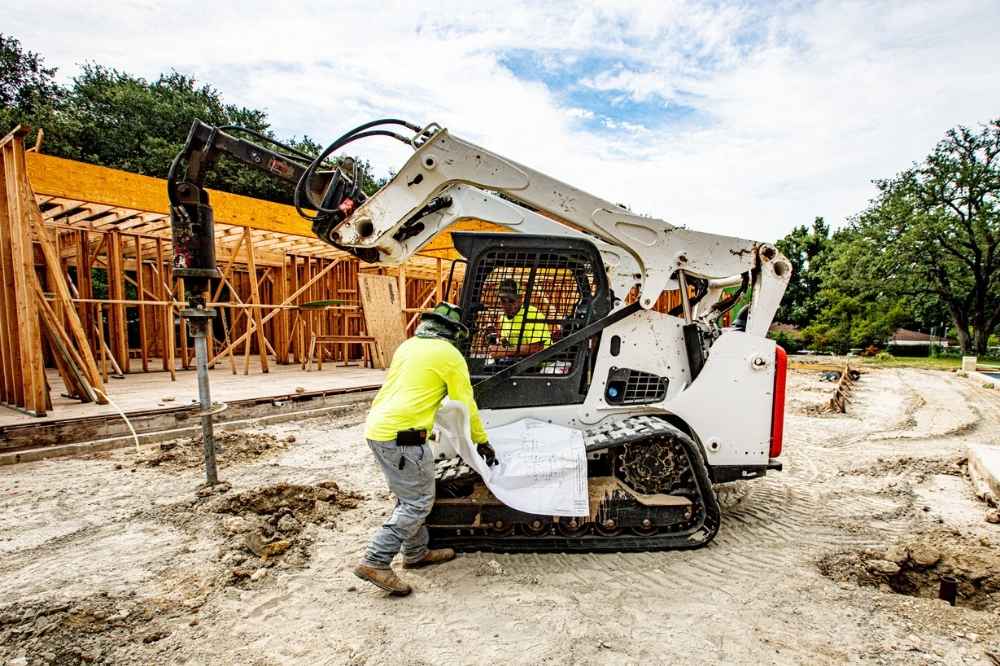 fnd-piers-workers-installing-helical-piers